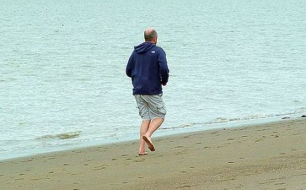 Barfuss laufen am Strand. Foto: Flickr by Blind Grasshopper