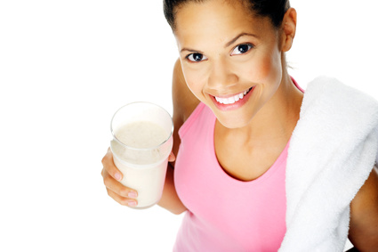 Junge Frau trinkt einen Protein-Shake